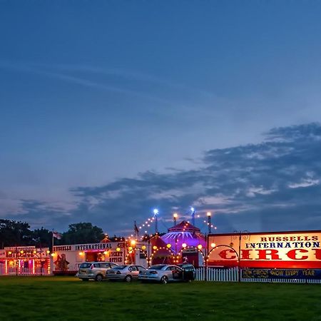 Vintage, Circus Holiday Home Мейблторп Экстерьер фото